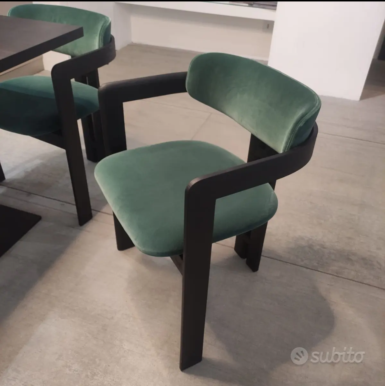 0414 Poltroncina cm 57x52x75h legno tinto nero poro aperto, velve